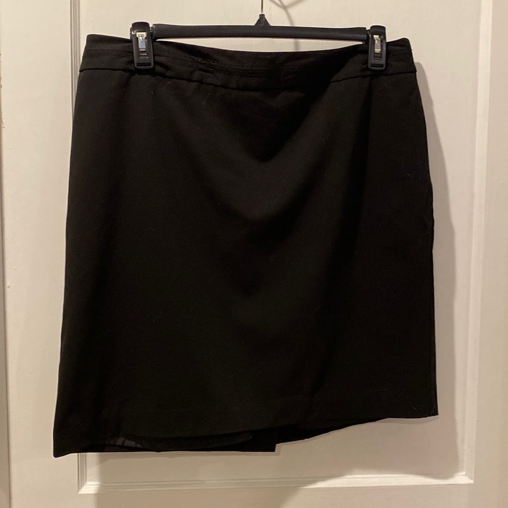 Women’s black Worthington skirt. Size 16. Fully lined. In excellent condition. - Picture 1 of 2